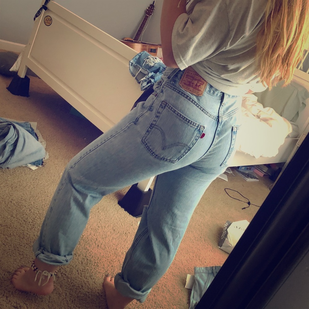 VINTAGE LEVI MOM JEANS!!